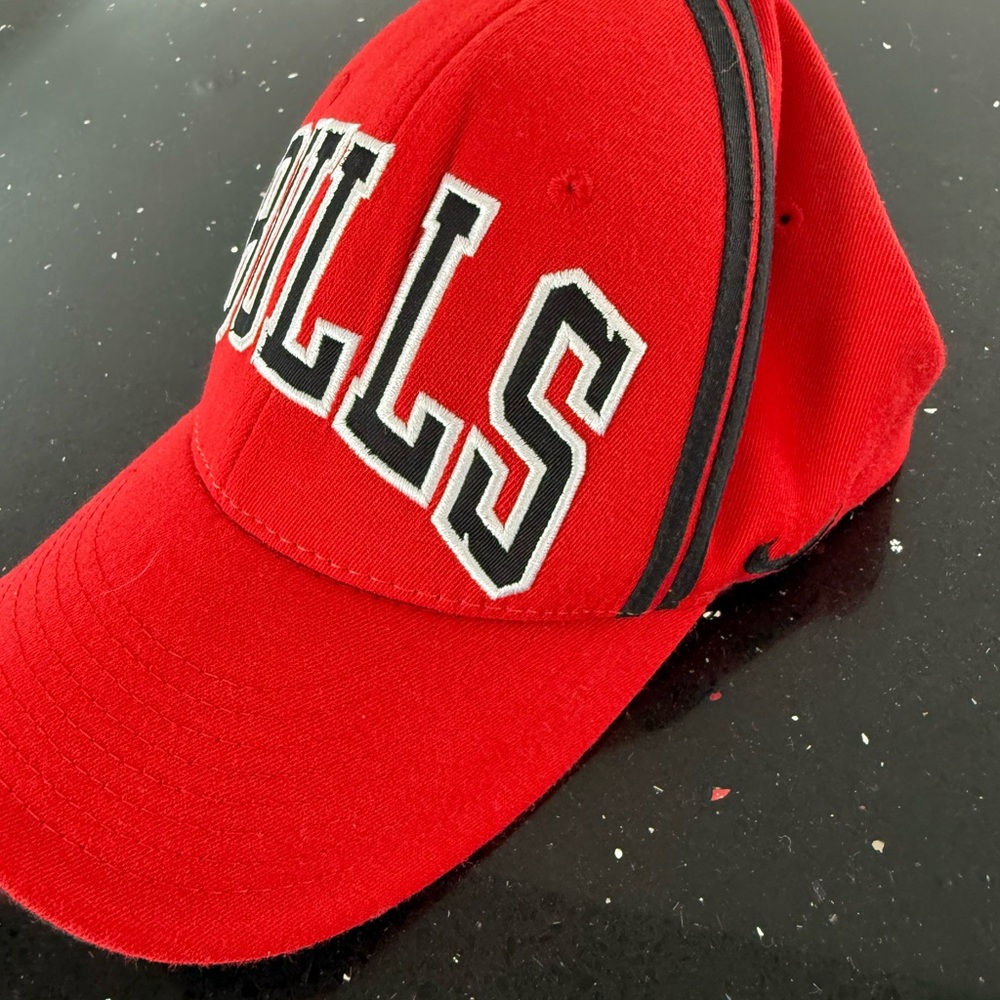 Officially NBA Chicago Bulls Draft Hat - Picture 2 of 8